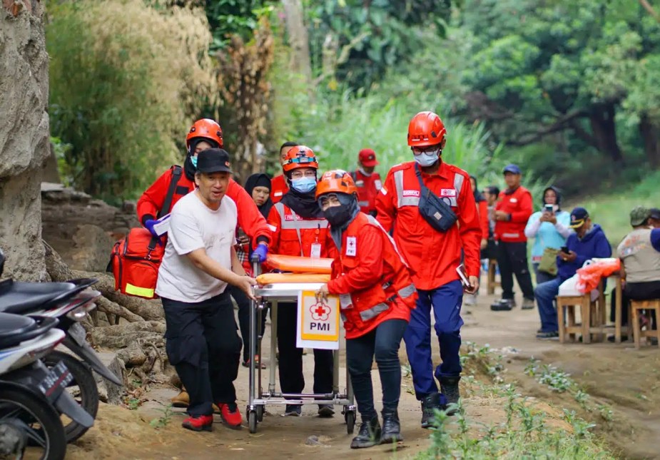 first-aid-diklat-PMI-PMR-KSR-relawan-pertolongan-bencana-padang-korps-Red-Cross-Indonesia-website-by-WINSON-MEDIA-TEKNOLOGI-WEBCLOUDHOSTER-jasawebpadang-.com-baliwebservices.com